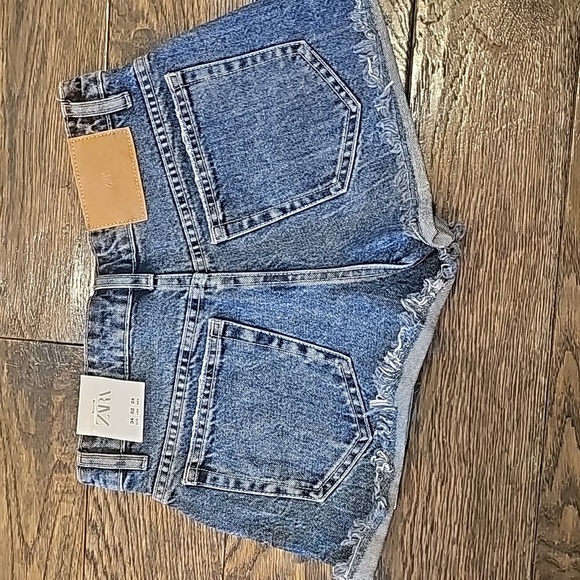 Zara mid rise denim shorts - Picture 2 of 3